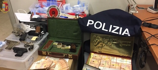 Bologna, traffico di sostanze stupefacenti e riciclaggio, arresti e sequestro di armi