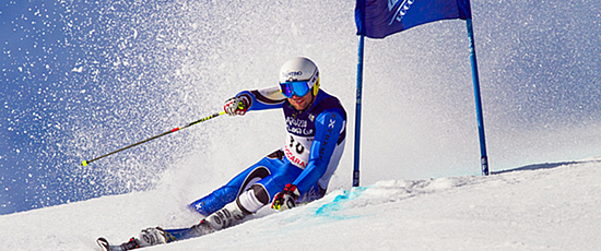 Lo sciatore delle Fiamme oro Davide Simoncelli durante una gara