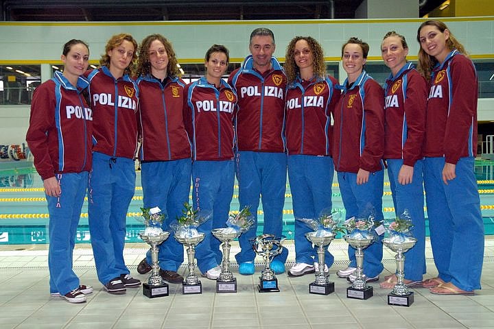 La squadra delle Fiamme oro campione d'Italia di nuoto sincronizzato con il coordinatore degli sport acquatici Roberto Bonanni