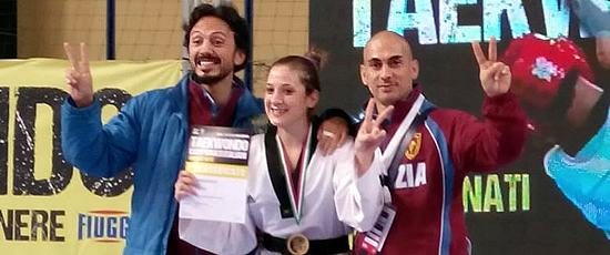 Margherita Zocco sul podio con i tecnici delle Fiamme oro, Claudio Nolano e Giovanni Lo Pinto