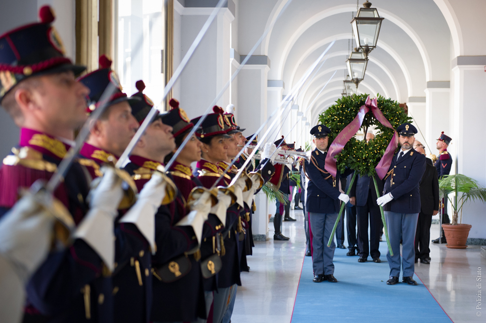 Lo schieramento all'ingresso della Scuola superiore di Polizia mentre viene portata la corona d'alloro