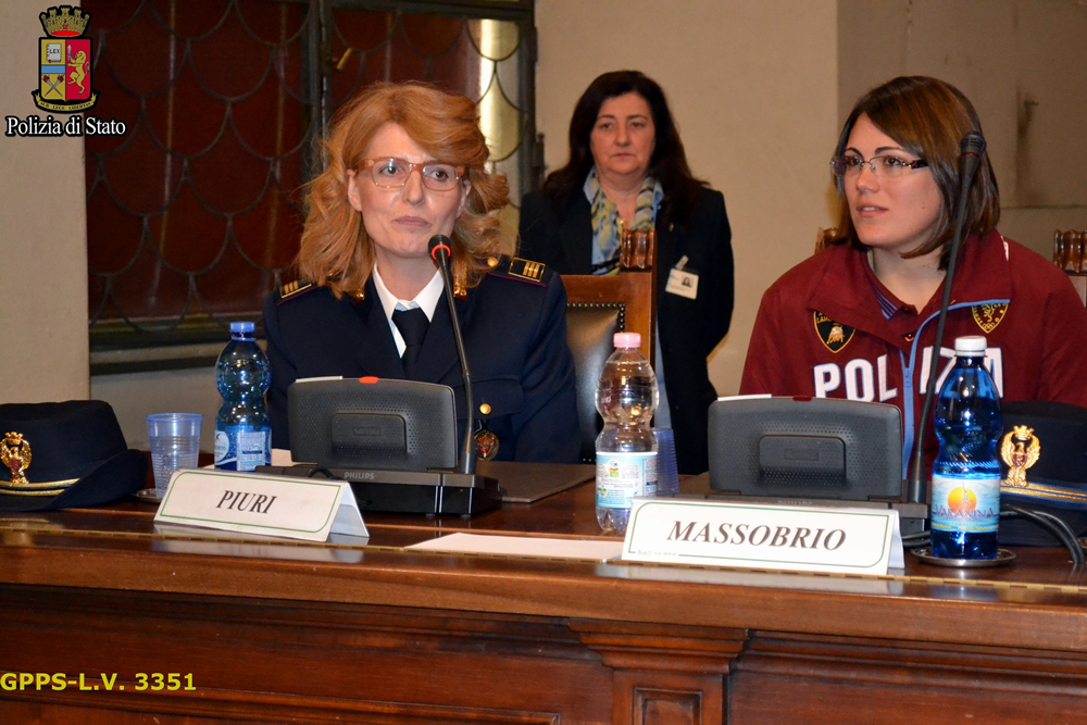 A sinistra il sovrintendente capo Tamara Piuri, in servizio presso il Gabinetto regionale di Polizia scientifica di Milano, e l'agente Francesca Massobrio, atleta del Gruppo sportivo Fiamme oro, specialità lancio del martello.