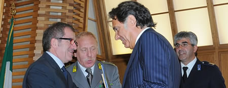 Il ministro Maroni e il prefetto Manganelli durante la cerimonia