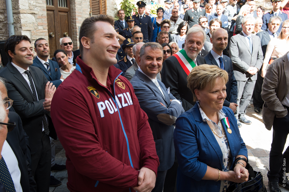 La signora Alma Petri e Il campione delle Fiamme Oro Roberto Cammarelle durante la cerimonia di inaugurazione della nuova sede del commissariato di Assisi