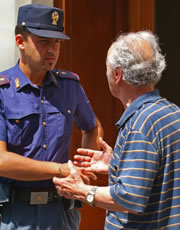 Un polizotto di quartiere ascolta un anziano