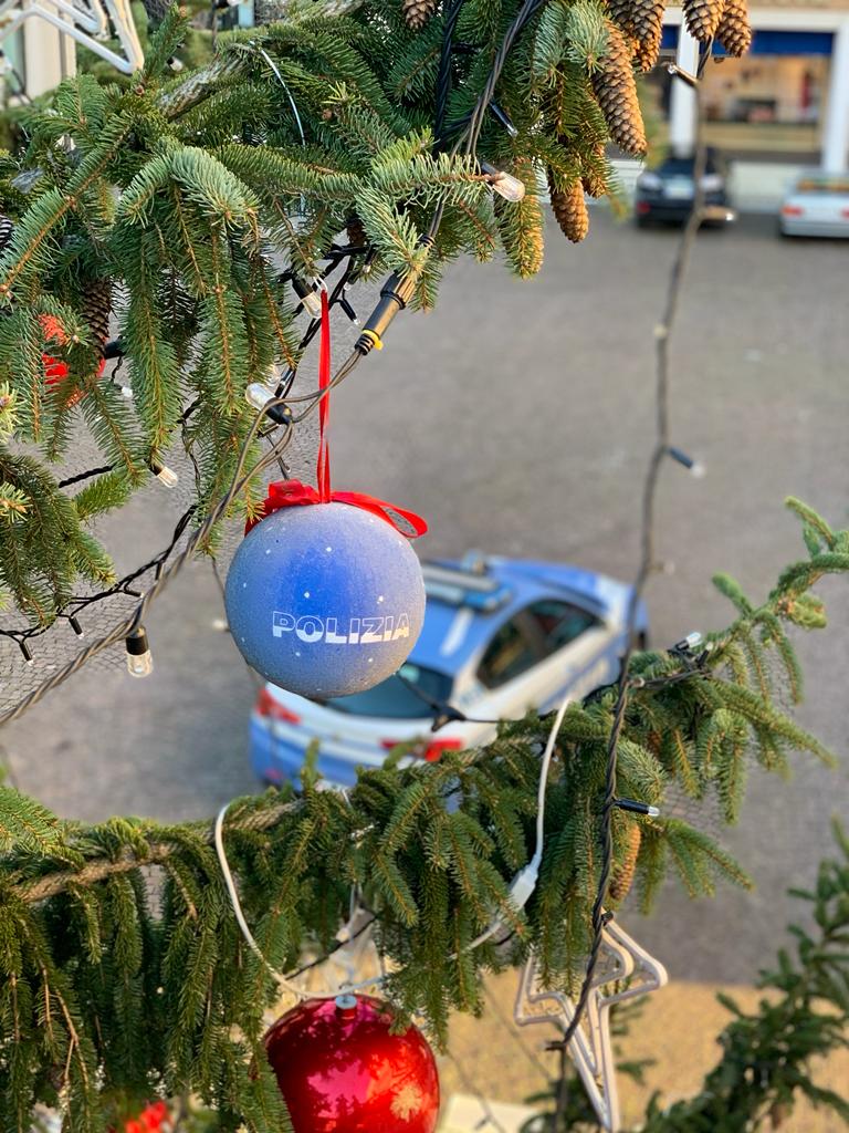 Gli alberi di Natale nelle città d’Italia con le decorazioni natalizie della Polizia di Stato: Udine