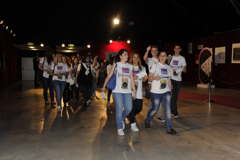 Gli studenti in arrivo al Gran Teatro per assistere al  concerto per la legalità 2012 