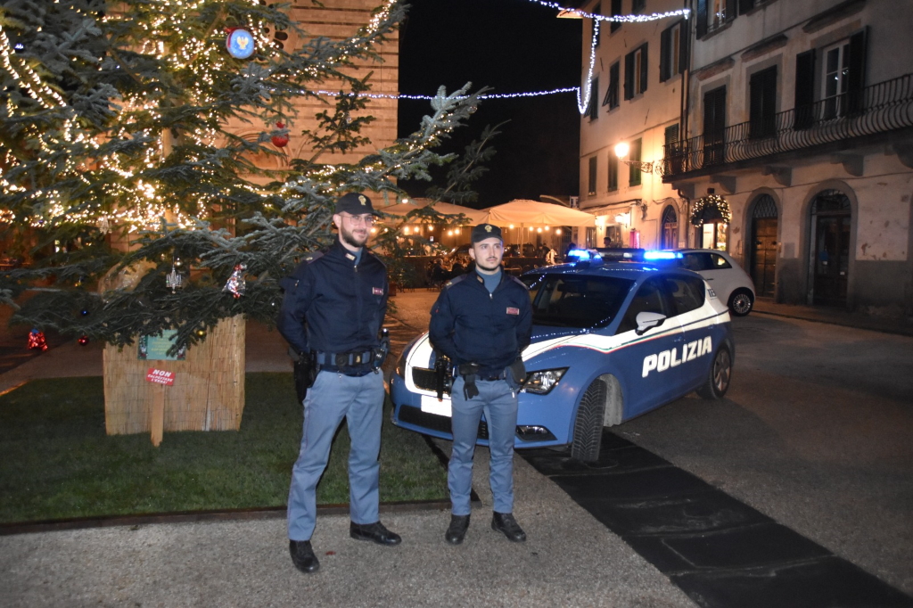 Gli alberi di Natale nelle città d’Italia con le decorazioni natalizie della Polizia di Stato: Lucca