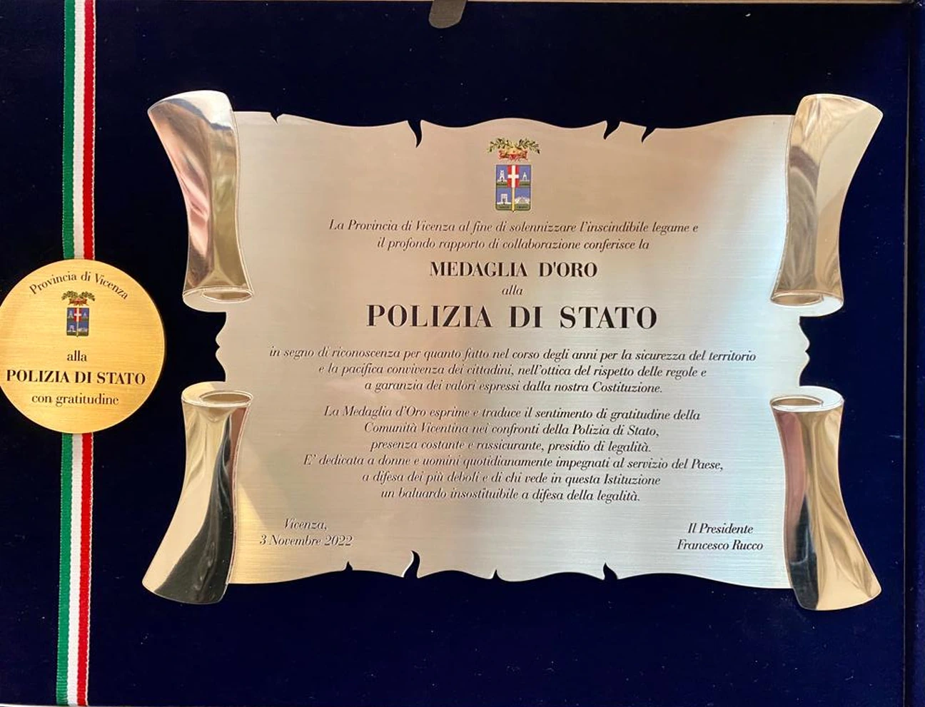 La cerimonia, a Vicenza, del conferimento della medaglia d’oro di benemerenza