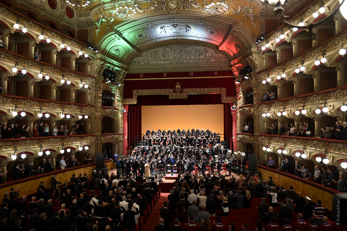 Il momento finale del concerto con l'esecuzione dell'Inno d'Italia