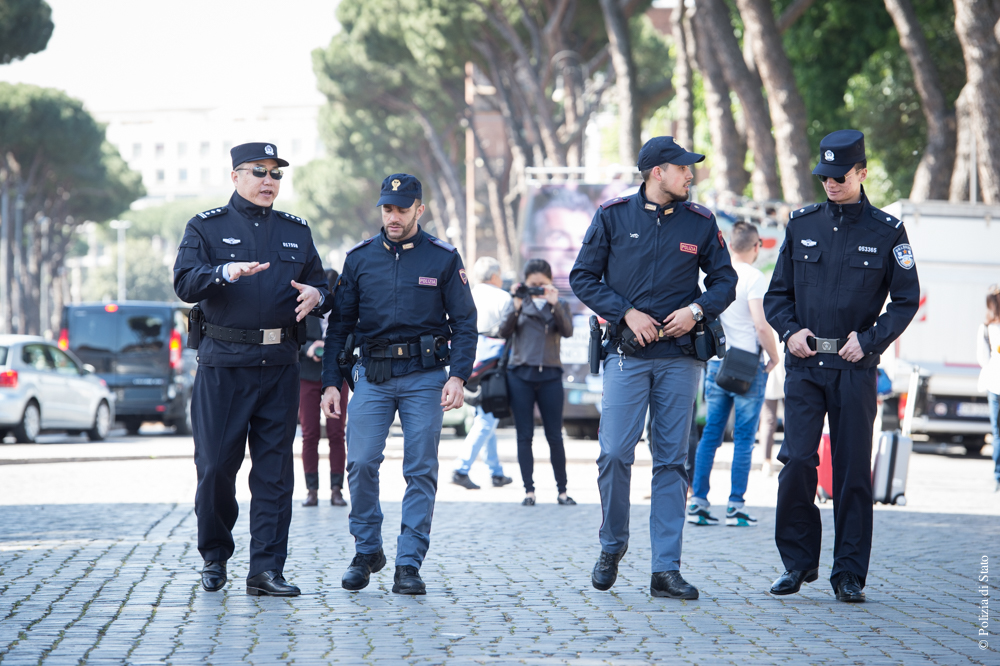 Poliziotti cinesi e italiani per le vie del centro storico di Roma