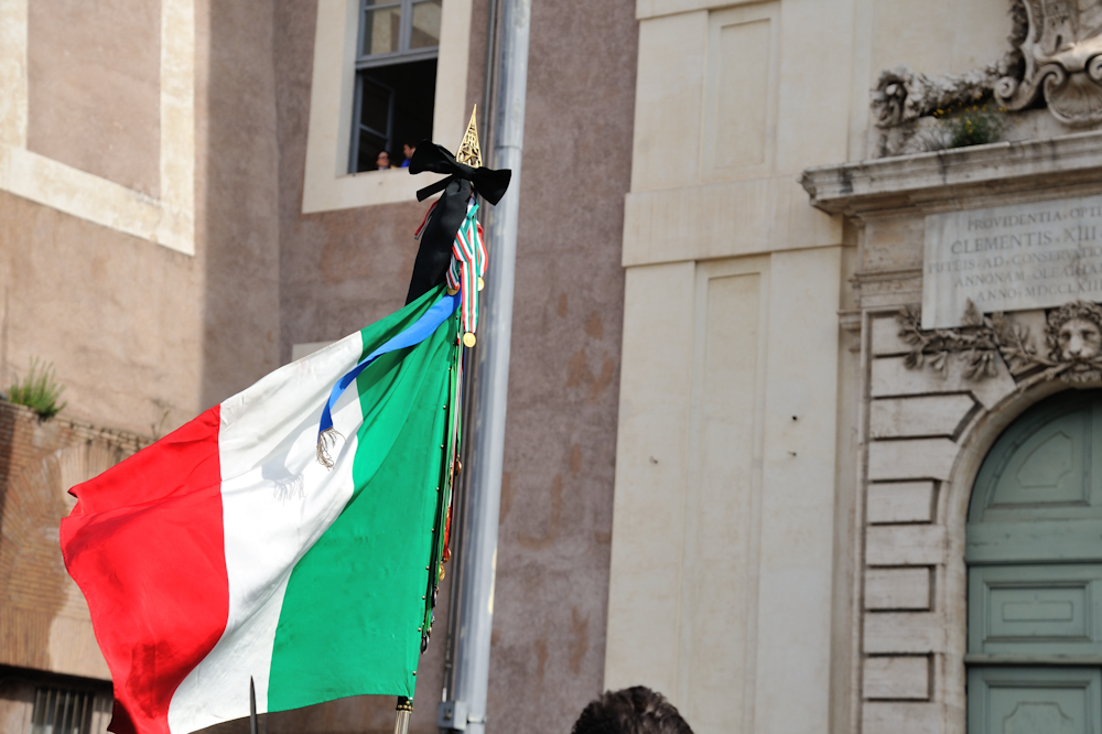 La bandiera della Polizia di Stato listata a lutto 