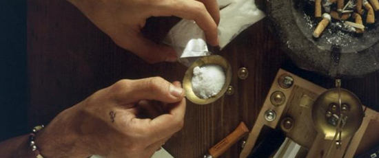 Il confezionamento di una dose di cocaina