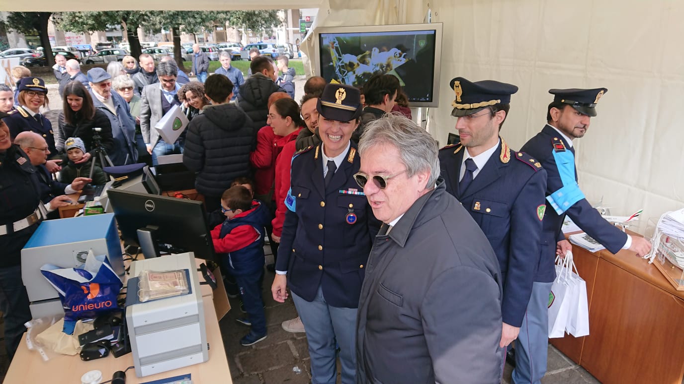Insieme ai cittadini a Piazza San Giovanni Bosco a Roma in occasione della chiusura delle celebrazioni del 167° Anniversario della fondazione della Polizia