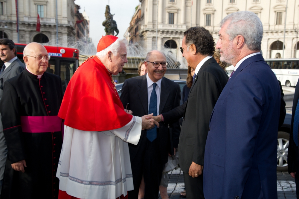 La Santa Messa per San Michele Arcangelo 2012 Roma, il capo della Polizia Antonio Manganelli saluta il cardinale Francis Law