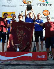 Simone Ercoli con la squadra di gran fondo delle Fiamme oro Napoli sul podio di Coppa del mondo