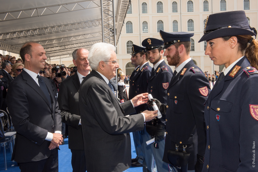 L'agente scelto della Polizia di Stato Marco Di Costanzo riceve, dal Presidente della Repubblica Sergio Mattarella, la promozione per merito straordinario.