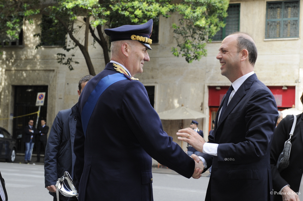 Il ministro dell'Interno Angelino Alfano al suo arrivo alla Scuola superiore di polizia.