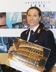 Vice sovrintendente della Polizia di Stato mostra il calendario 2008