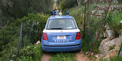 Auto della polizia durante un controllo nelle campagne