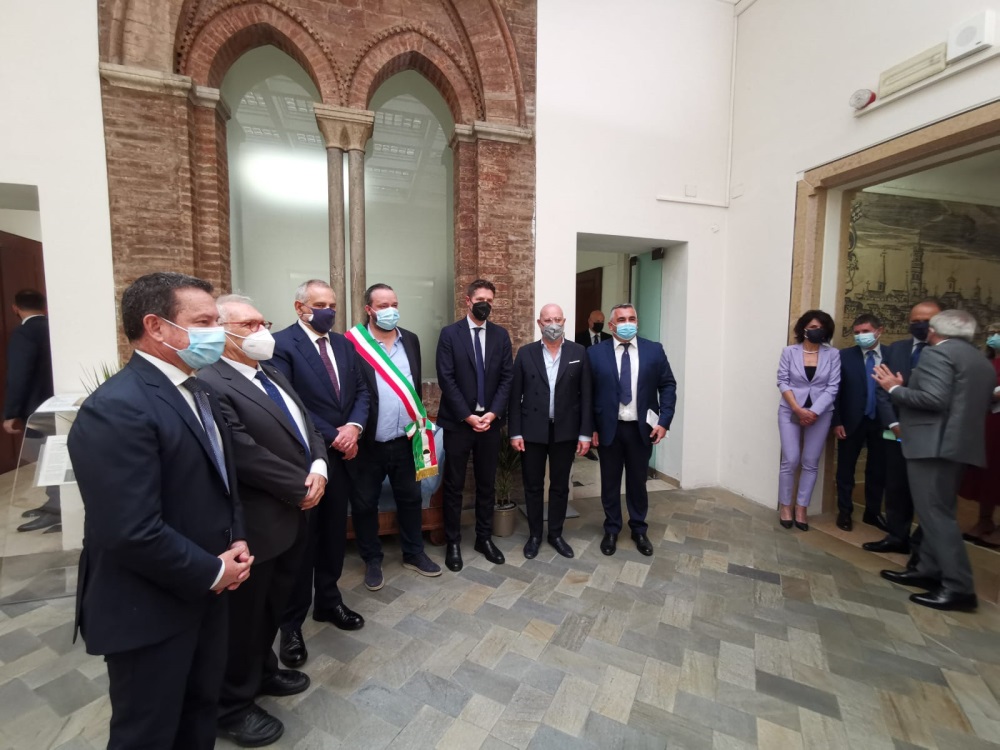 La cerimonia di consegna della chiave della città di Ferrara al capo della Polizia Lamberto Giannini