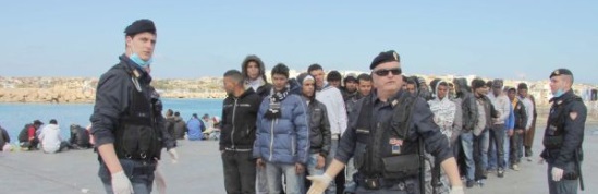 Polizia e immigrati a Lampedusa