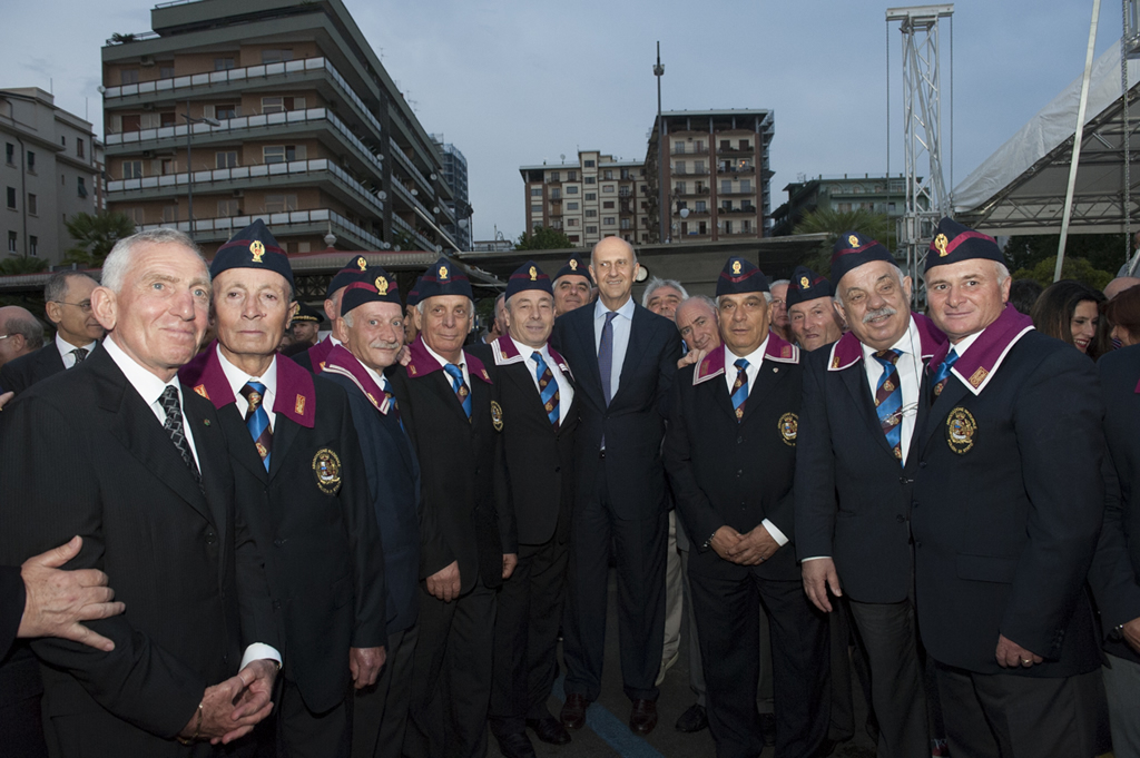 Il capo della Polizia Alessandro Pansa insieme al prefetto Raffaele Aiello (primo a sinistra) e ad alcuni iscritti all'Anps
