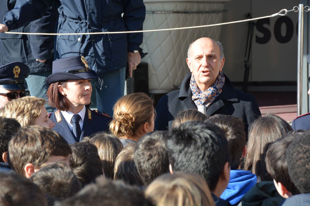 Il capo della Polizia Alessandro Pansa alla tappa di partenza del truck di "Una vita da social" a Roma