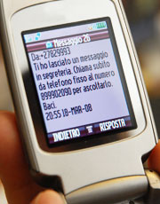 Display di un telefono cellulare con il testo di un messaggio ingannevole