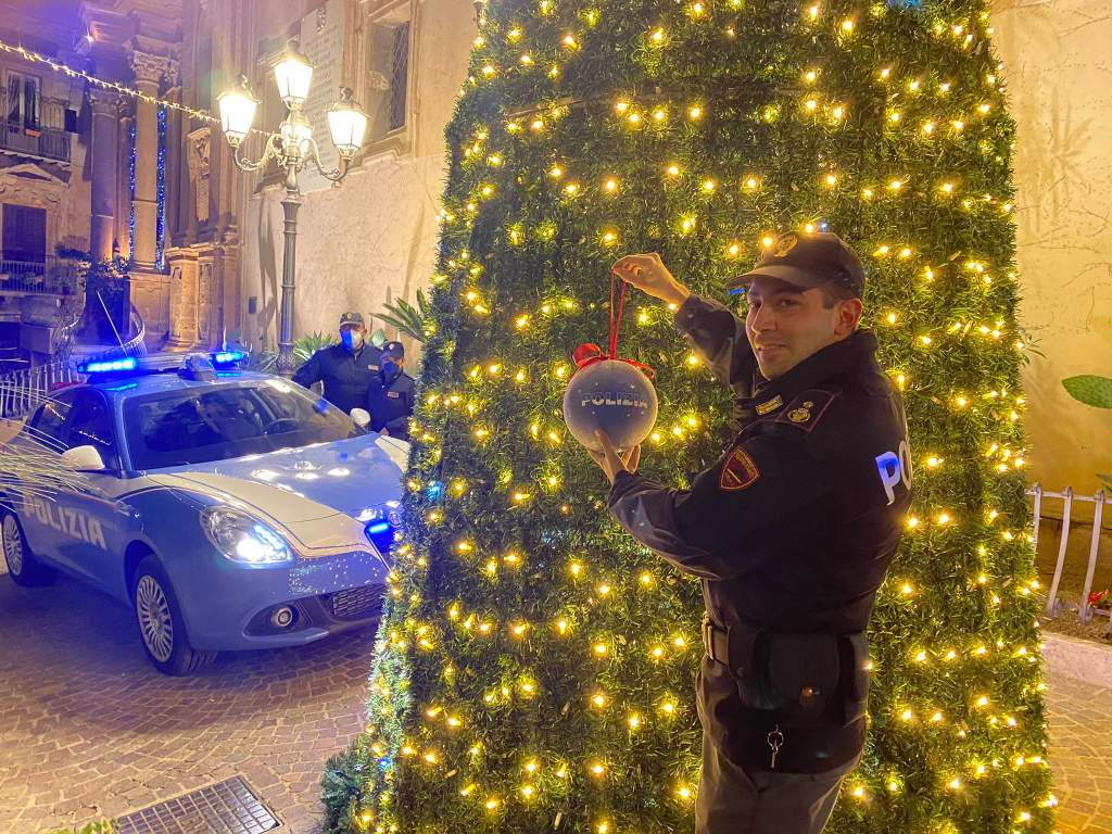Gli alberi di Natale nelle città d’Italia con le decorazioni natalizie della Polizia di Stato: Agrigento