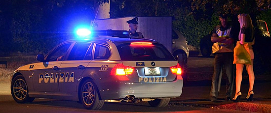 Polizia durante controlli antiprostituzione