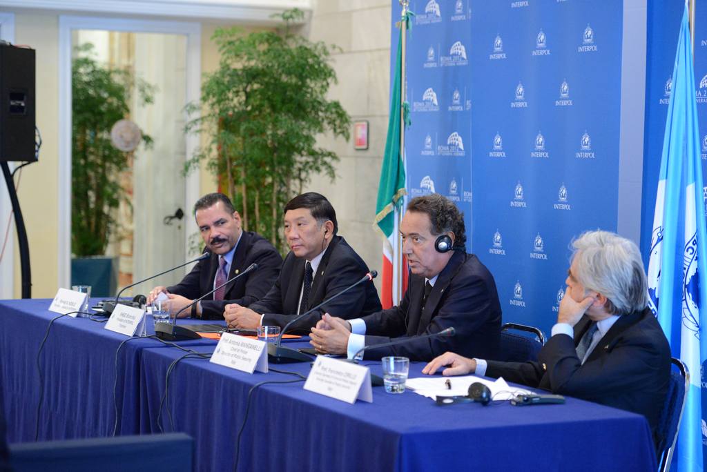 Ronald K. Noble, Khoo Boon Hui, il prefetto Antonio Manganelli e Francesco Cirillo durante la conferenza stampa