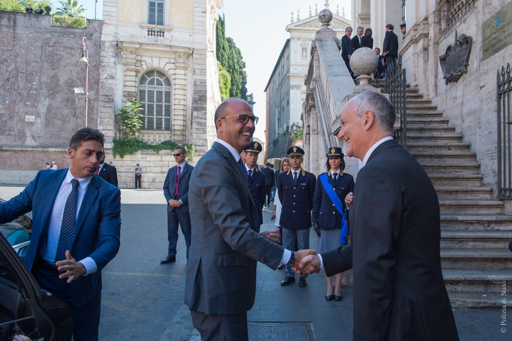 Il ministro dell'Interno Angelino Alfano saluta il capo della Polizia Franco Gabrielli davanti alla chiesa di Santa Caterina da Siena a Magnanapoli di Roma.