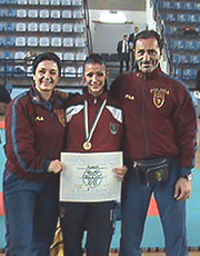 La campionessa italiana Alessia Di Tolla tra i tecnici delle Fiamme oro Cinzia Colaiacomo e Cristian Verrecchia