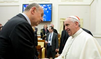 Papa Francesco con il capo della Polizia Alessandro Pansa durante il Convegno internazionale con le forze di polizia