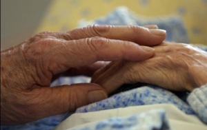 Mani ginte di una persona anziana