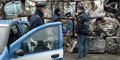 Poliziotti controllano una discarica