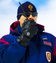 Un poliziotto in servizio sulle piste da sci