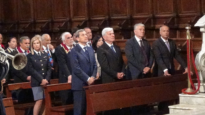 Il prefetto Alessandro Marangoni insieme alle altre autorità durante la cerimonia religiosa nel Duomo di Salerno