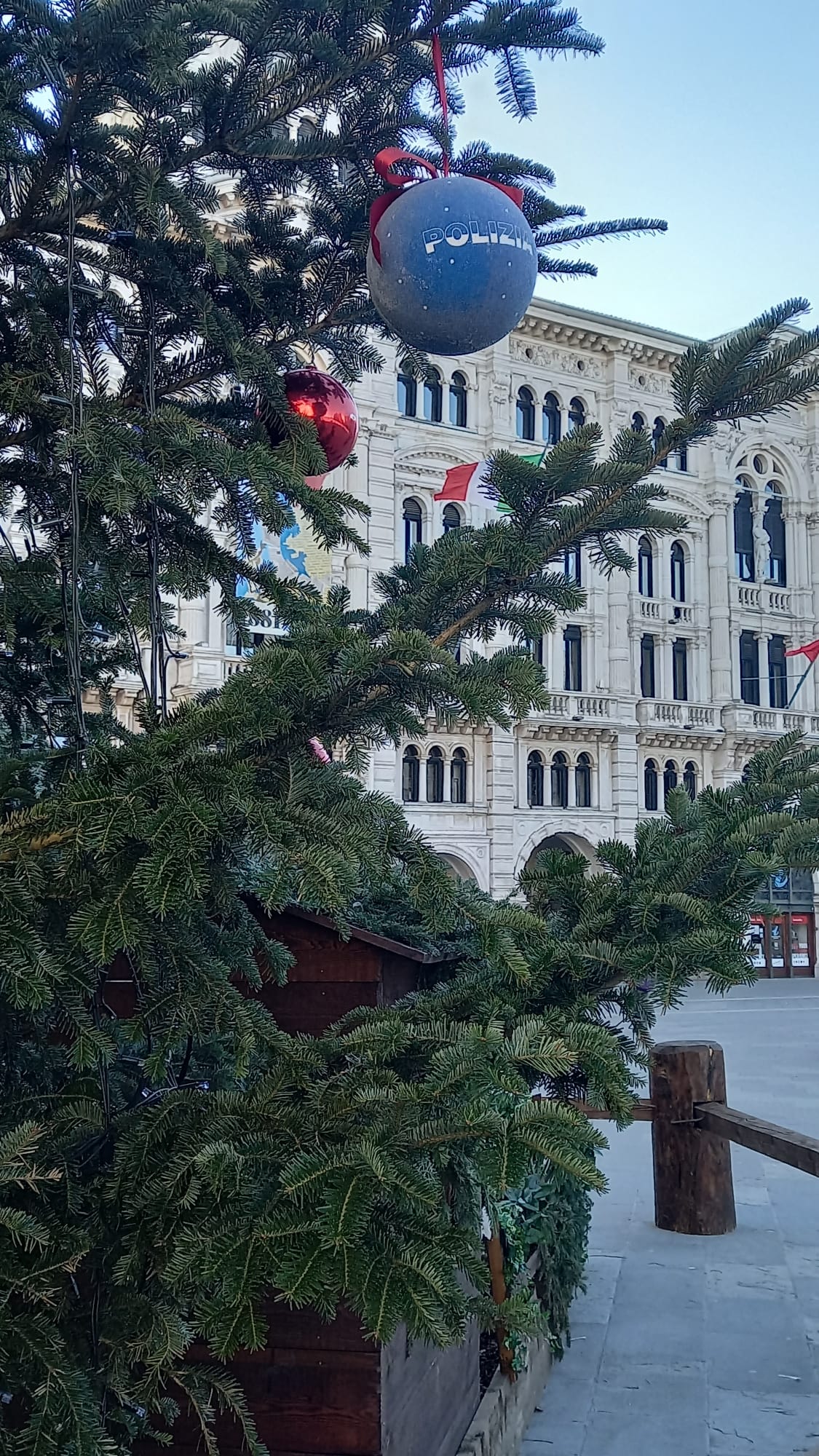 Gli alberi di Natale nelle città d’Italia con le decorazioni natalizie della Polizia di Stato: Trieste
