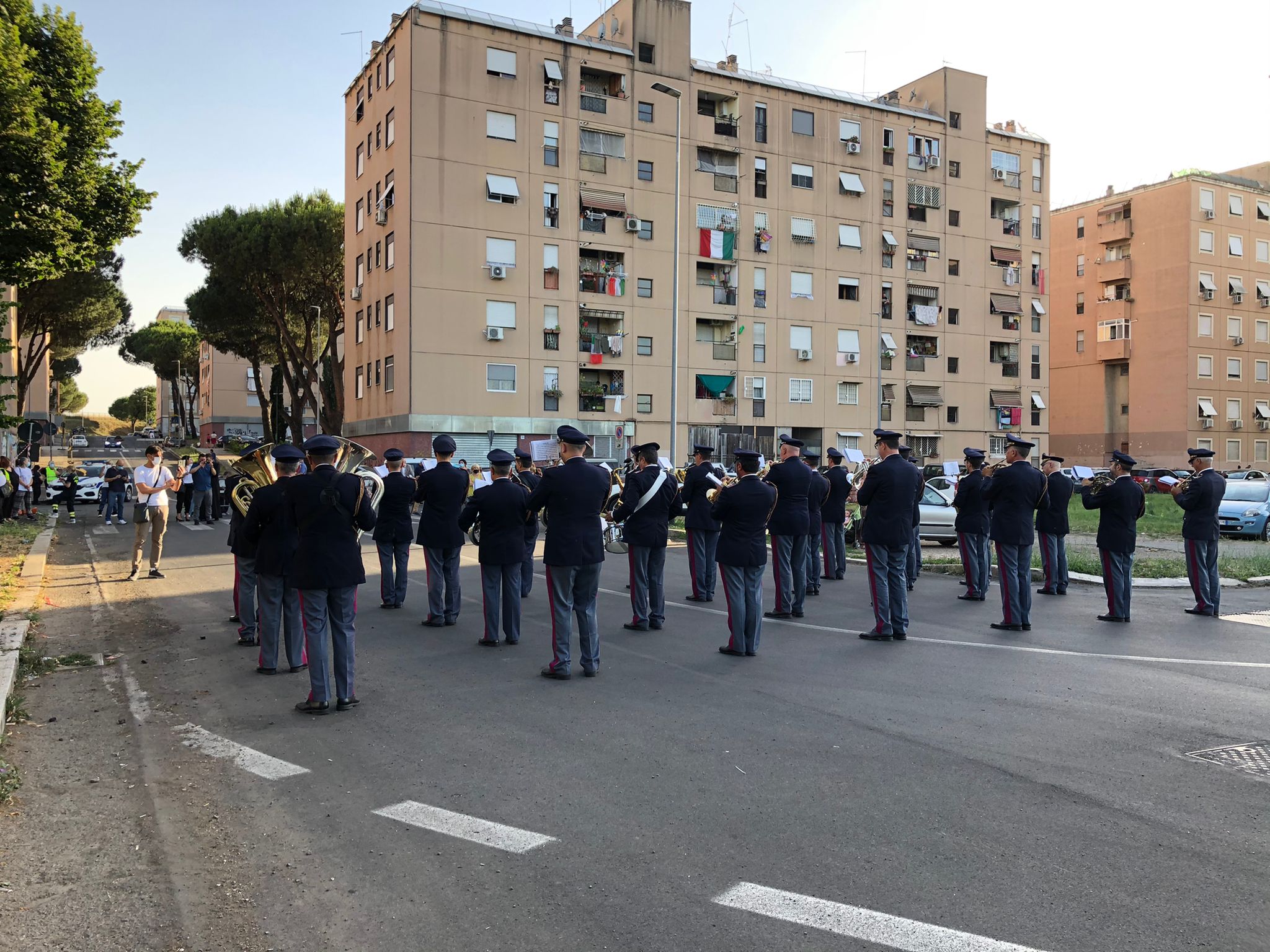 La Fanfara della Polizia di Stato a Roma nella piazza di spaccio di San Basilio