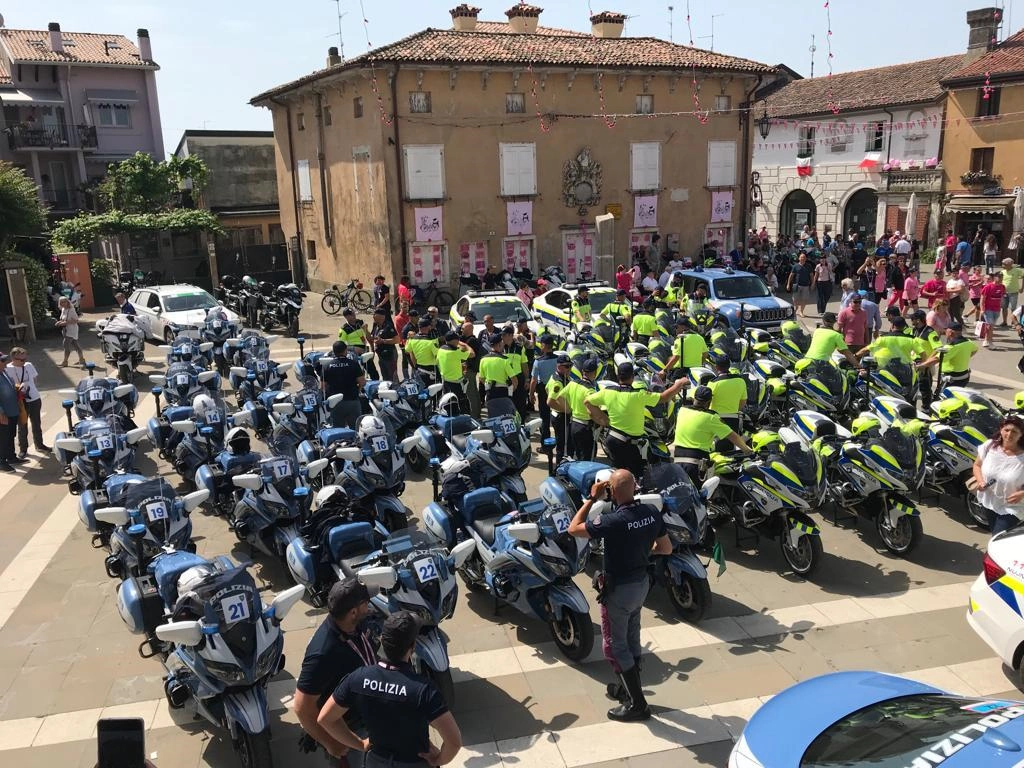 I poliziotti della stradale impegnati nella scorta al Giro d’Italia