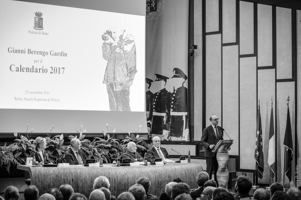Gianni Berengo Gardin durante la cerimonia di presentazione del Calendario 2017