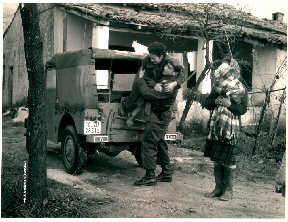 Le operazioni di soccorso durante l’alluvione di Firenze nel novembre 1966