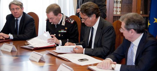 Il capo della Polizia firma l'accordo con l'Ania