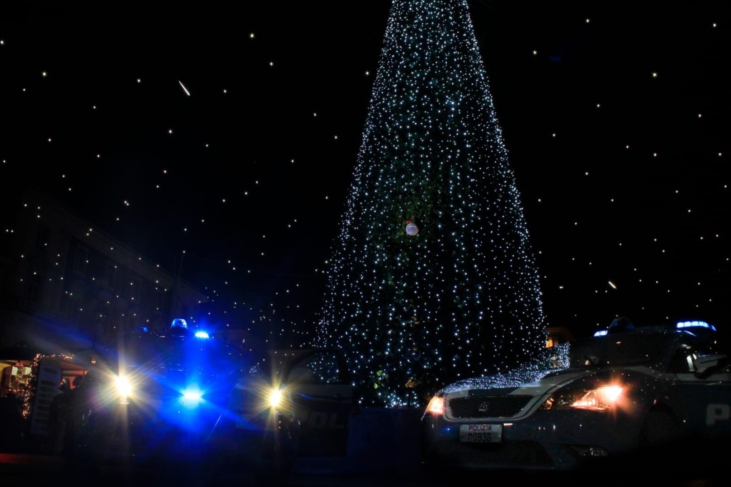 Gli alberi di Natale nelle città d’Italia con le decorazioni natalizie della Polizia di Stato: L'Aquila