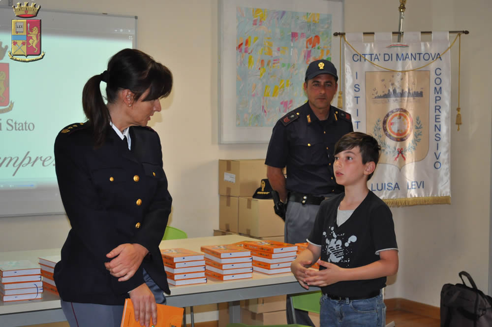 Un giovane studente di Mantova mentre riceve il diario della Polizia di Stato.