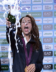 La fiorettista delle Fiamme oro durante i festeggiamenti per l'oro vinto a Londra 2012