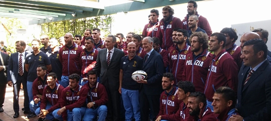 Foto di gruppo squadra Fiamme oro rugby con il capo della Polizia Gabrielli