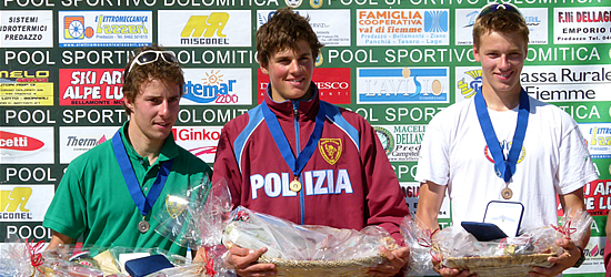 L'atleta delle Fiamme oro Samuel Costa sul podio di Predazzo